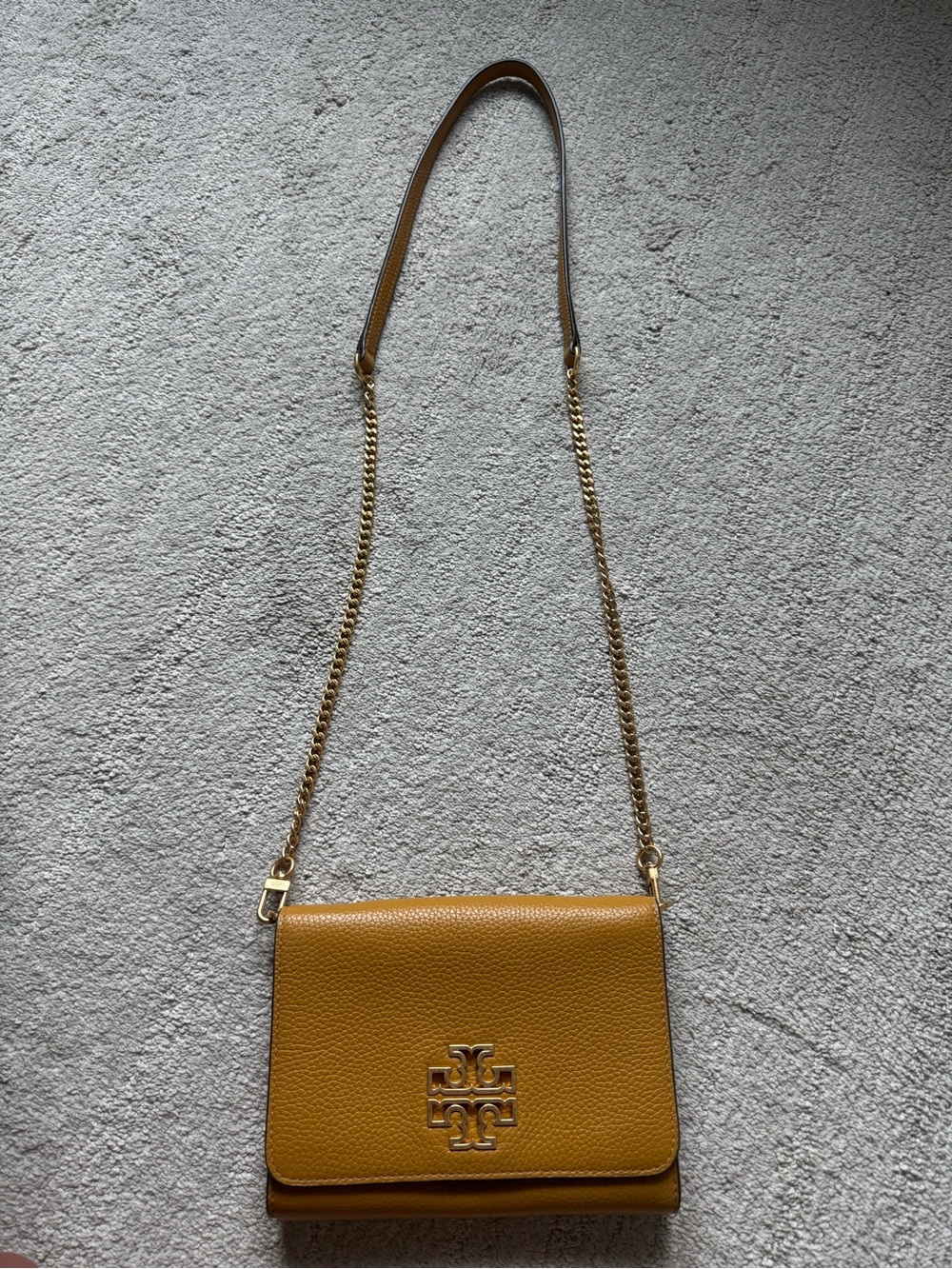Tory Burch Pebbled Leather Crossbody Bag in Mustard Gold-Tone Logo - Picture 2 of 14